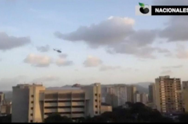 magen del helicóptero sobrevolando la sede del Tribunal Supremo, este martes en Caracas.-REUTERS