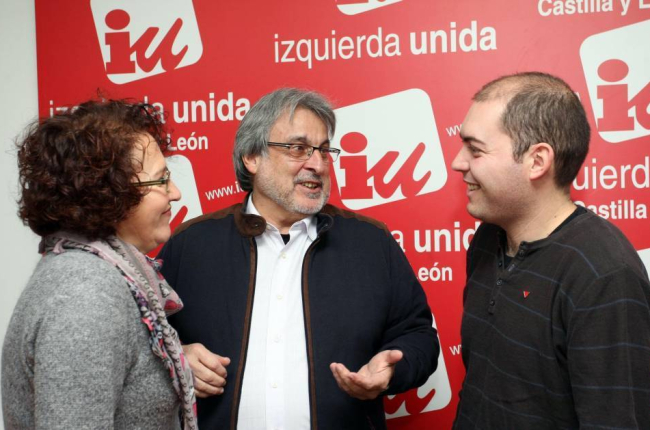 El coordinador autonómico de IU, José María González, el coordinador local de IU en Ávila, Jorge Nieto, y la portavoz de IU en el Ayuntamiento de Miranda de Ebro, Conchi Ortega-Ical
