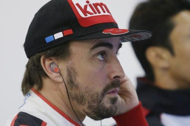 Fernando Alonso contempla la actuación de su compañero Sebastien Buemi, en uno de sus descansos en las 6 Horas de Shanghai.-EFE / JAMES MUY