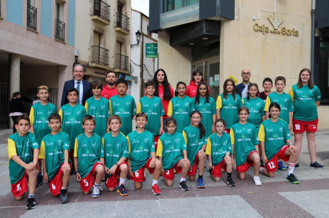 Los dos equipos seleccionados, masculino y femenino, que representarán a Soria en el Programa Regional de Detección de baloncesto. HDS
