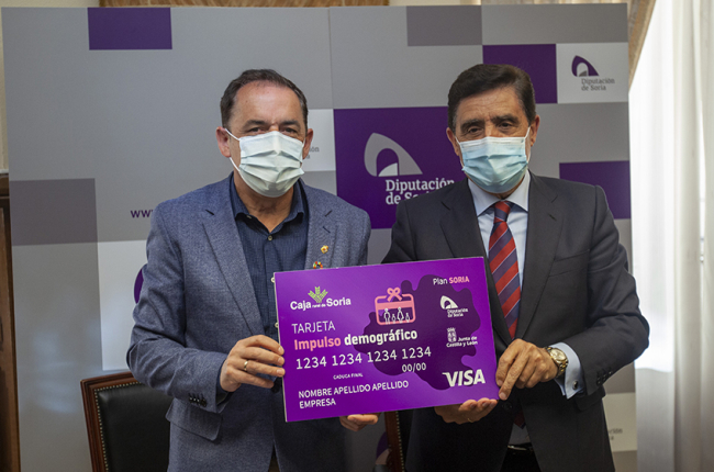 Benito Serrano y Carlos Martínez, de Caja Rural, en  la presentación de la tarjeta del cheque bebé. MARIO TEJEDOR