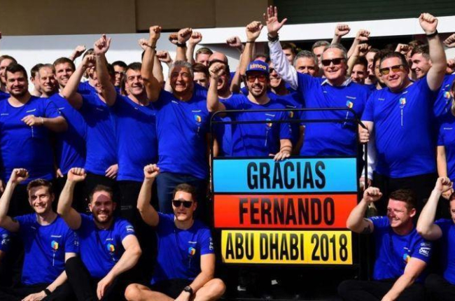 El equipo McLaren se vistió de azul para despedir al asturiano Fernando Alonso, bicampeón del mundo de la F-1.-AFP / GIUSEPPE CACACE