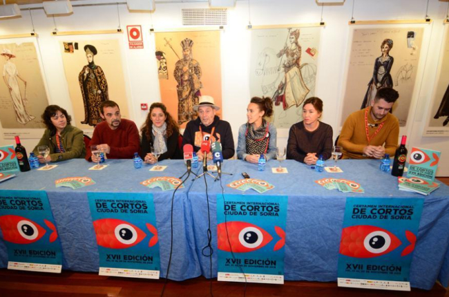 Miembros de Kino Cabaret junto a Morente, Muñiz, Andrés y Dueñas en la presentación de ayer.-ÁLVARO MARTÍNEZ