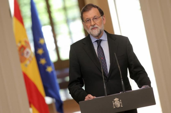 El presidente del Gobierno, Mariano Rajoy, atiende a los periodistas en una rueda de prensa en el palacio de la Moncloa.-JOSÉ LUIS ROCA