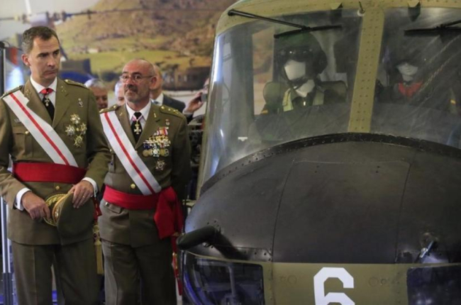 El rey Felipe durante una visita a una base en Colmenar Viejo (Madrid), el pasado 23 de junio.-EFE