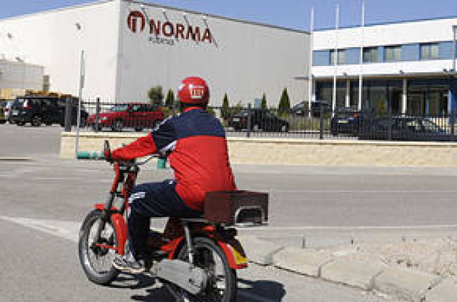 Trabajadores de Norma saliendo de la fábrica. / A. M. -