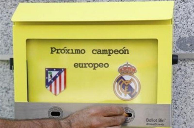 Un ciudadano deposita su colilla en una de las urnas-cenicero colocadas en algunas calles de Madrid.-EFE / J. P. GANDUL