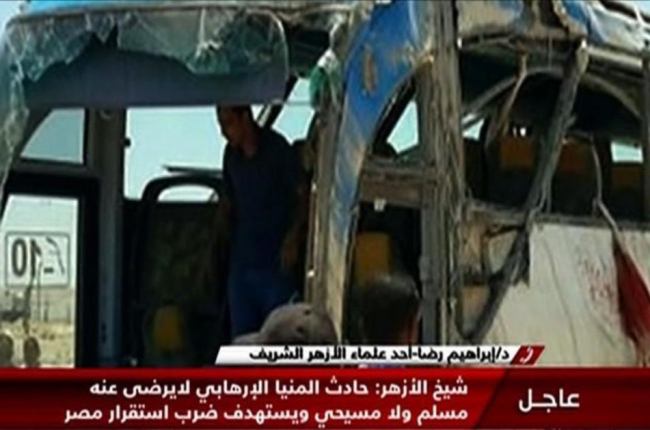 Restos del autobús donde viajaban los cristianos coptos asesinados en Egipto.-AFP