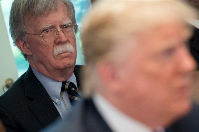 El exasesor de seguridad nacional John Bolton atiende a una intervención de Donald Trump durante una reunión del gabinete en la Casa Blanca, en mayo del 2018.-AFP