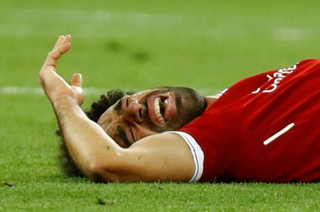 Salah, tras caer lesionado después de una entrada de Ramos.-/ KAI PFAFFENBACH (REUTERS)