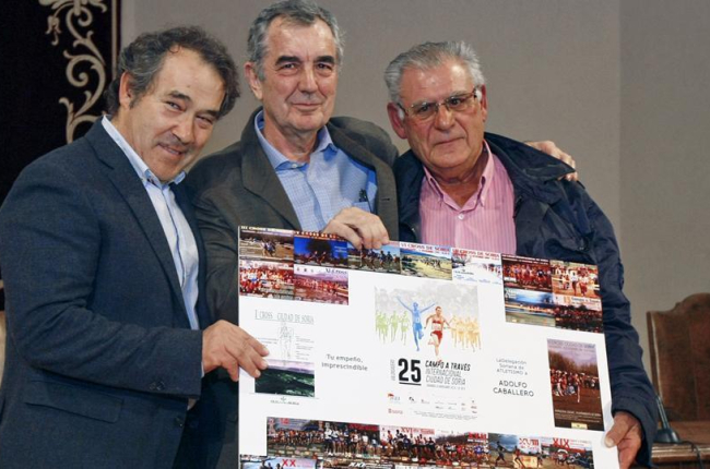 Irigoyen, Caballero y Pérez en uno de los momentos de la gala de ayer para conmemorar el 25 aniversario del Cross de Soria.-Mario Tejedor