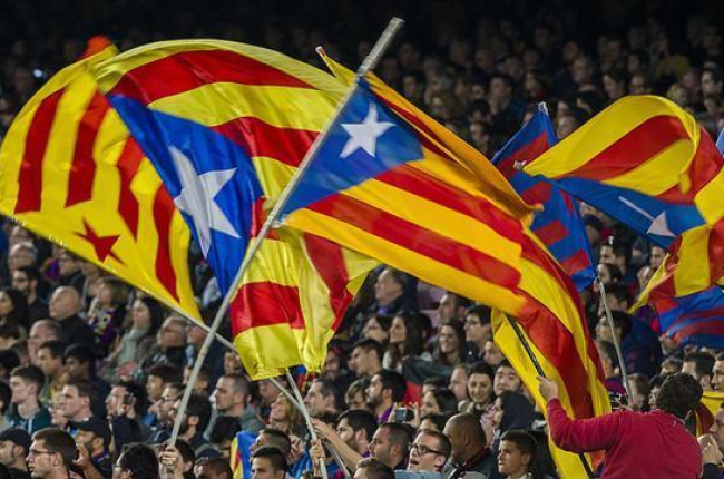 Varias 'estelades' ondean en el Camp Nou durante el partido entre el Barça y el Eibar.-JORDI COTRINA
