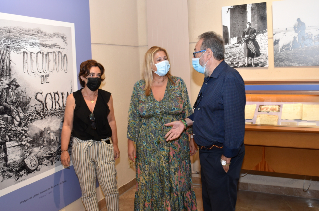 Auxiliadora Sánchez, Yolanda de Gregorio y Carlos de la Casa en la exposición. HDS