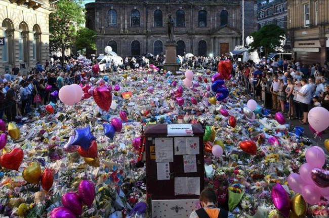 Homenaje a las víctimas del atentado en Saint Ann Square, en Manchester.-AFP / BEN STANSALL