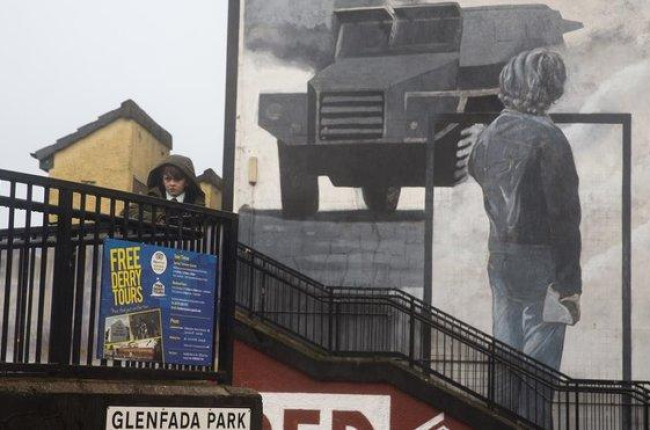 Un mural en el barrio católico de Bogside, en Londonderry.-ALBERT BERTRAN