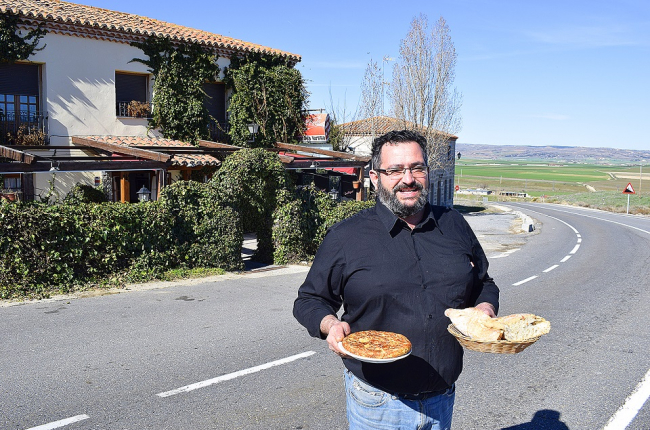Jesús Hernández, Torti, con una de sus afamadas tortillas frente a la Venta.