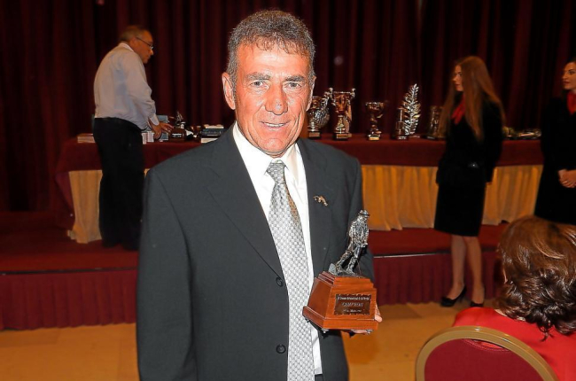 El tetracampeón de la Semana Internacional de la Trucha, José Miguel Matilla, con su trofeo.-L. FUENTE