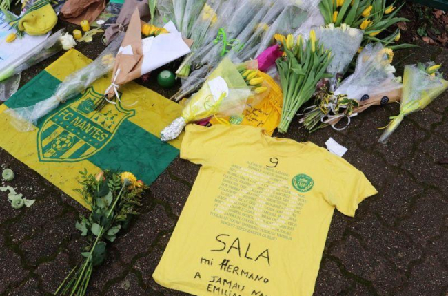 Homenaje a Emiliano Sala durante el entrenamiento del Nantes este viernes.-EPA