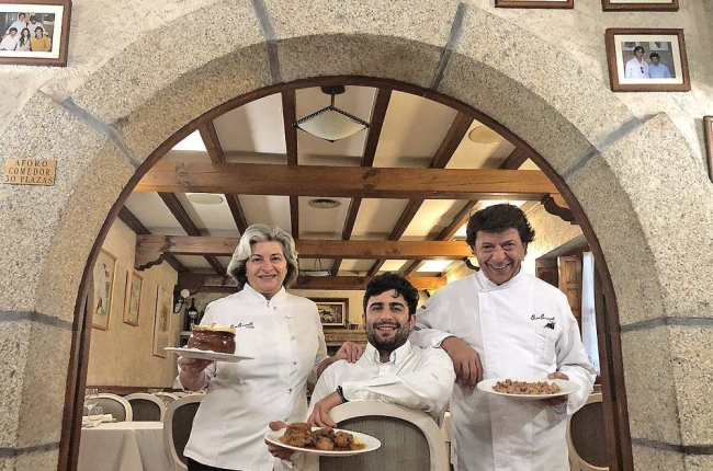 María Jesús, Diego y Conrado, con algunos de los platos de su comanda en uno de los comedores de su restaurante.-