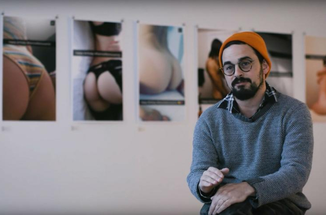 Matty Mo, ‘The Most Famous Artist’, exhibe desnudos tomados de Snapchat en la exposición ‘Feliz Cumpleaños’.-ELITE DAILY