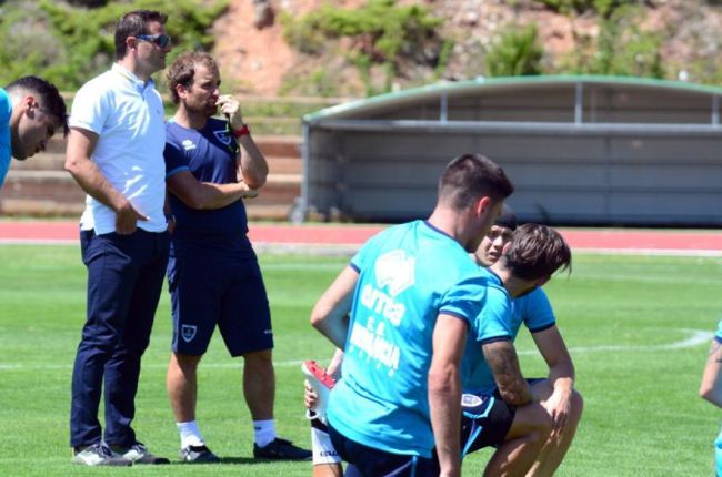 César Palacios junto a Jagoba Arrasate en un entrenamiento del equipo.-ÁLVARO MARTINEZ