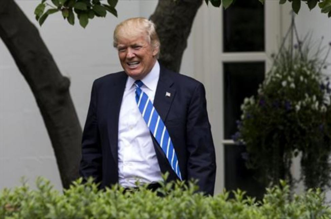 Donald Trump, ayer, paseando por los jardines de la Casa Blanca.-JIM LO SCALZO