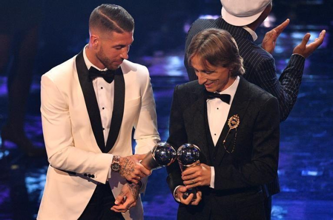 Sergio Ramos (i) y Luka Modric (d) del Real Madrid reciben el premio al once ideal de la FIFA durante la entrega de premios ''FIFA the Best 2018'' .-EFE