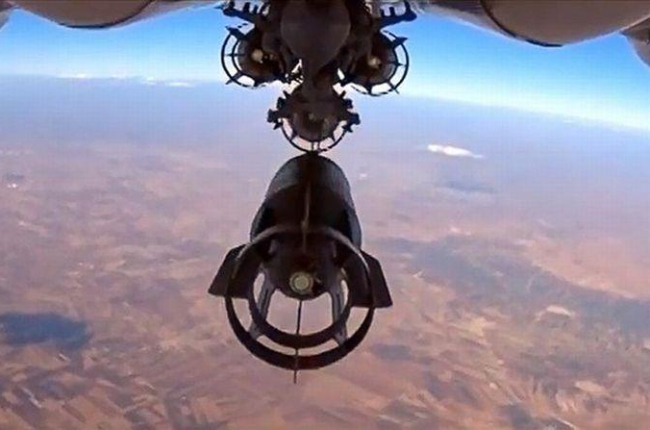 Avión ruso SU-24 lanzando una bomba sobre Siria.-MINISTERIO DE DEFENSA RUSO