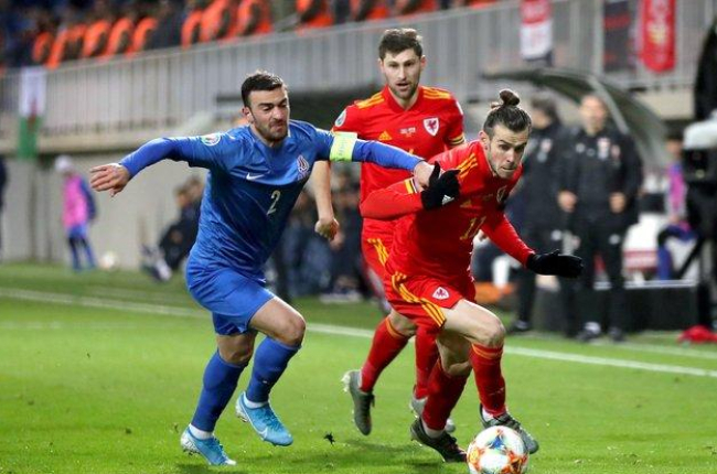 Bale controla un balón, en el partido de Gales contra Azerbaiyán.-RADLEY COLLYER / PA WIRE / DPA