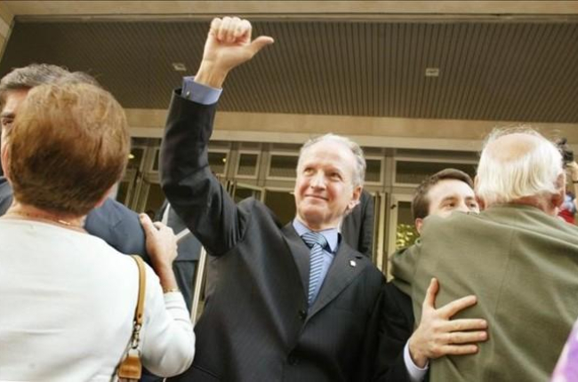 Juan María Atutxa saluda a los simpatizantes reunidos frente a los juzgados de Bilbao en la primera sesión del juicio por desobediencia, el 26 de octubre del 2005.-VINCENT WEST