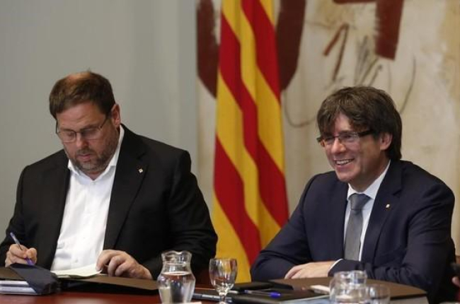 Junqueras y Puigdemont, en la reunión del Consell Executiu.-ALBERT BERTRAN