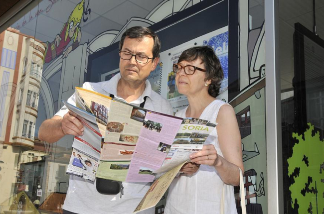 Dos visitantes consultan un mapa ante la oficina de turismo de Mariano Granados.-VALENTÍN GUISANDE