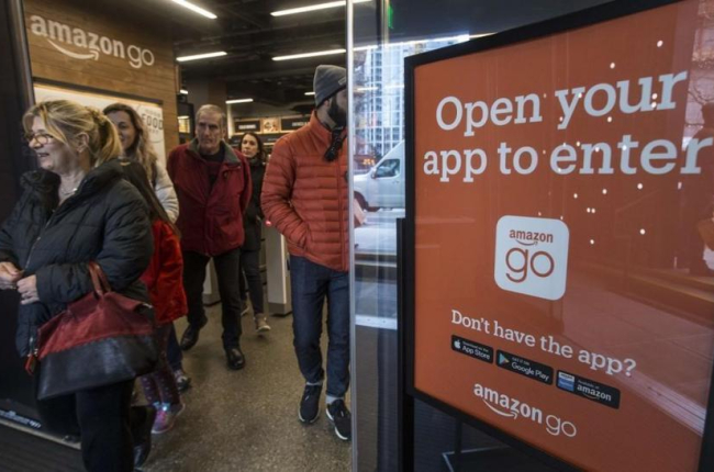 Compradores salen de la tienda de Amazon Go, en Seattle, este lunes.-AFP / STEPHEN BRASHEAR