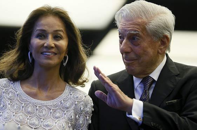 El escritor Mario Vargas Llosa y su pareja, Isabel Preysler, a su llegada a la cena con la que el escritor peruano celebró su 80 cumpleaños.-EFE / JUANJO MARTÍN