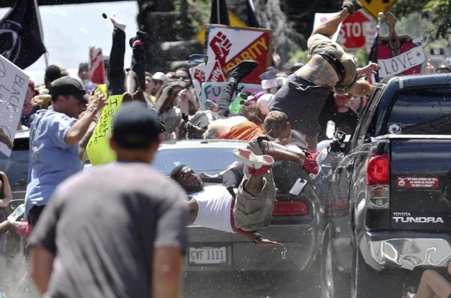 Manifestantes vuelan por los aires cuando un vehículo arrolla a un grupo que se manifiestaban en contra de los blancos-nacionalistas en Charlottesville.-RYAN M KELLY