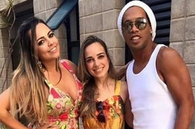 Ronaldinho posa con las dos mujeres.-TWITTER / COOPERATIVA