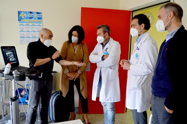 Tres médicos del Hospital San Juan de Dios de León del grupo de investigación IdiHealth trabajan en el desarrollo de esta aplicación. / ICAL