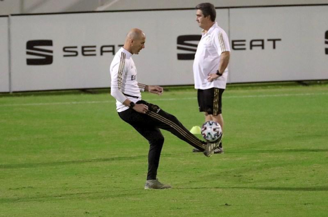 El técnico del Real Madrid, el francés Zinedine Zidane (d), este martes en un entrenamiento en Yeda.-EFE / JUANJO MARTÍN
