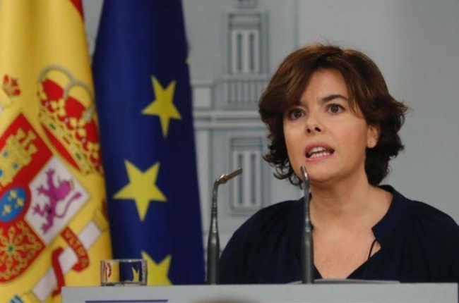 La vicepresidenta, Soraya Sáenz de Santamaría, en su comparecencia extraordinaria este mediodía en la Moncloa.-EFE / ÁNGEL DÍAZ