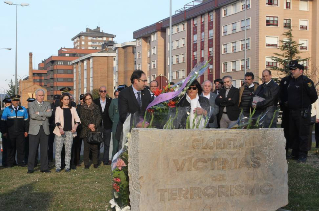 El alcalde de Palencia, Alfonso Polanco(I) junto a una miembro de la AVT,Olvido del Valle(D) en el homenaje y reconocimiento a las víctimas del terrorismo celebrado en la glorieta que lleva su nombre-Ical