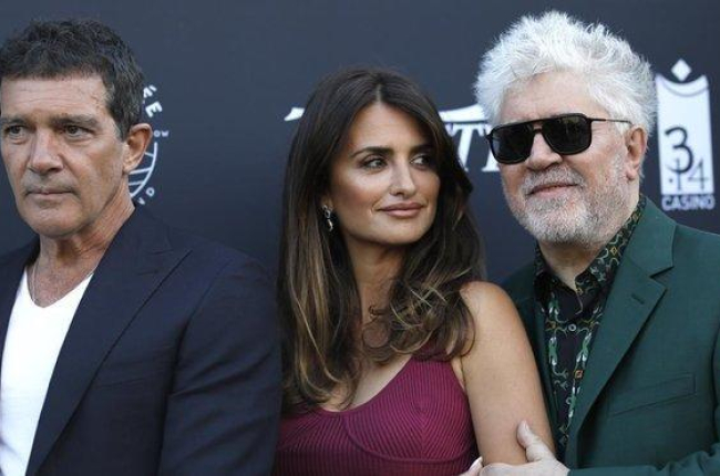 Antonio Banderas, Penélope Cruz y Pedro Almodóvar, en Cannes.-AP / PETROS GIANNAKOURIS