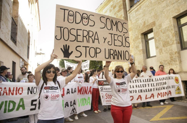Miembros de la asociación 'Stop Uranio' y representantes de Equo y Podemos en Salamanca se concentran a la entrada del Juzgado de Instrucción de Ciudad Rodrigo como muestra de apoyo a dos de los miembros de 'Stop Uranio' en su acto de conciliación.-ICAL