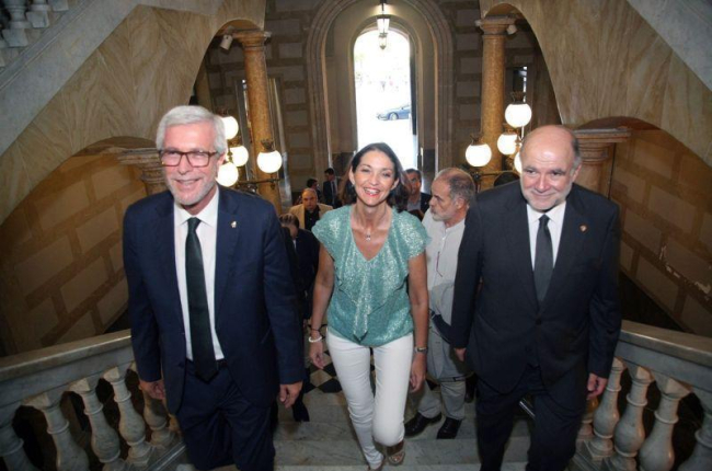 La ministra de Industria y Turismo, Reyes Maroto, acompañada del alcalde de Tarragona, Josep Félix Ballesteros (i), y del subdelegado del Gobierno, Joan Sabaté.-JAUME SELLART (EFE)