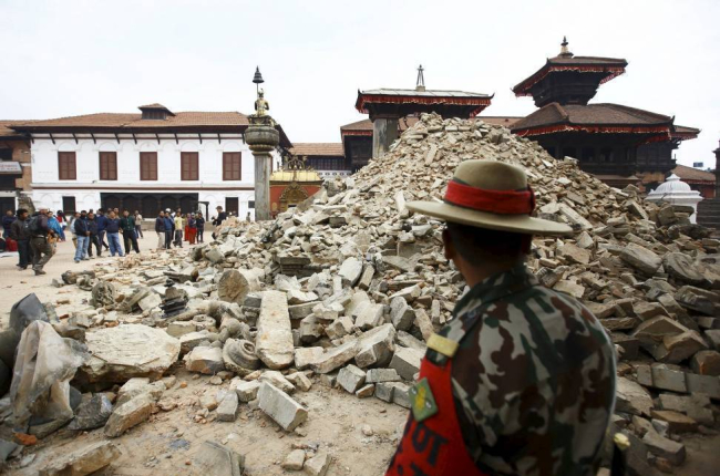 Un grupo de personas observa un templo nepalí destruido tras el terremoto-El Mundo