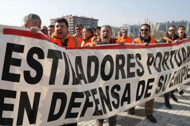 Estibadores del puerto de Pasaia (Guipúzcoa), durante una protesta.-EFE / JUAN HERRERO