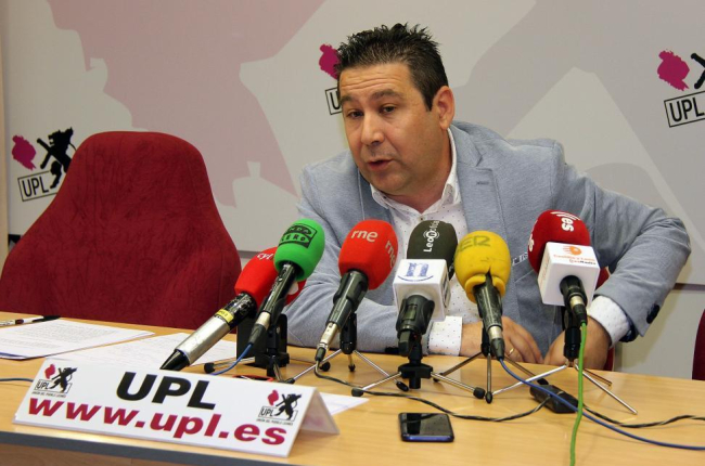 El procurador de UPL, Luis Mariano Santos, presenta en rueda de prensa el balance del primer año de mandato en las Cortes de Castilla y León.-ICAL