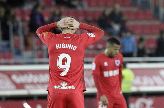 Higinio y Gus Ledes, abatidos tras recibir un gol durante un partido esta temporada. Luis Ángel Tejedor.
