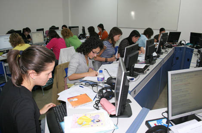 Laboratorio para el aprendizaje de idiomas en la facultad de Traducción del campus de Soria. / VALENTÍN GUISANDE-