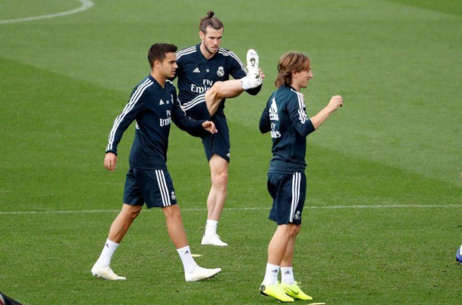 Reguilón, en un entrenamiento, junto a Bale y Modric.-EFE
