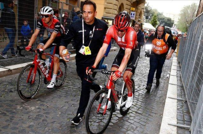 Tom Dumoulin, después de su caída en el Giro.-LUK BENIES AFP